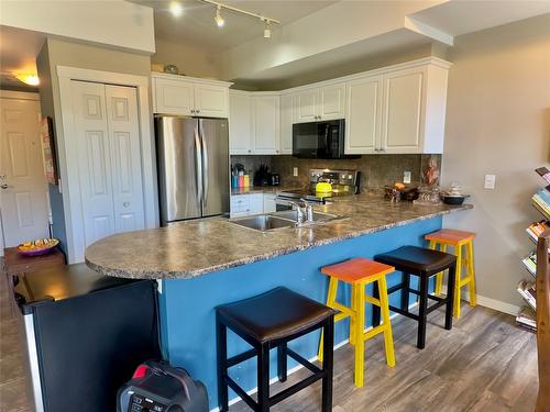 206-3550 Woodsdale Road, Lake Country, BC - Indoor Photo Showing Kitchen With Double Sink