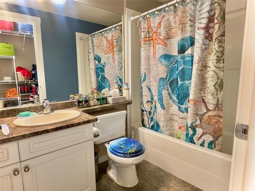 206-3550 Woodsdale Road, Lake Country, BC - Indoor Photo Showing Bathroom