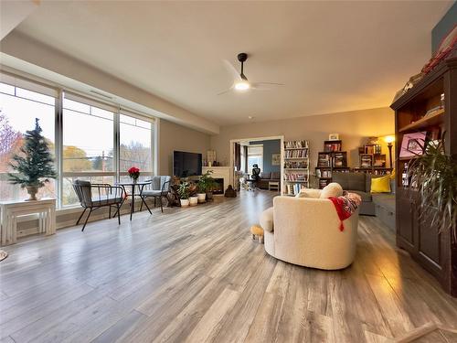 206-3550 Woodsdale Road, Lake Country, BC - Indoor Photo Showing Living Room