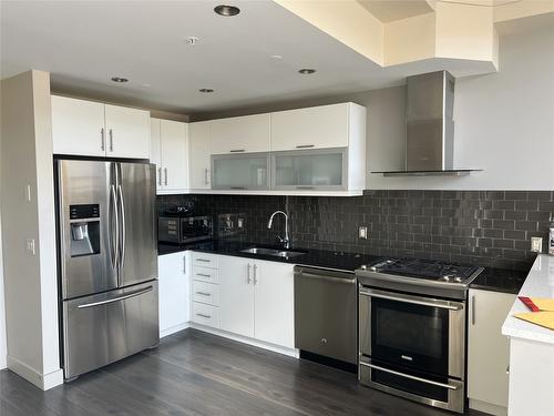 409-700 Martin Avenue, Kelowna, BC - Indoor Photo Showing Kitchen With Double Sink With Upgraded Kitchen