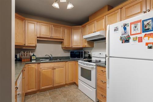 202-3157 Casorso Road, Kelowna, BC - Indoor Photo Showing Kitchen With Double Sink