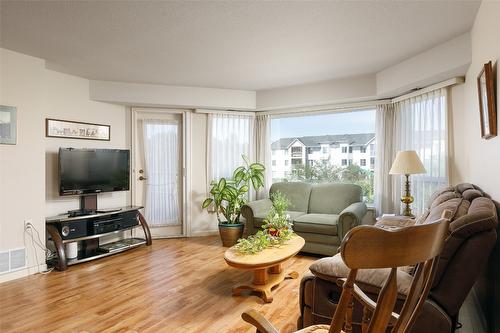 202-3157 Casorso Road, Kelowna, BC - Indoor Photo Showing Living Room