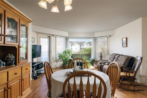 202-3157 Casorso Road, Kelowna, BC - Indoor Photo Showing Dining Room