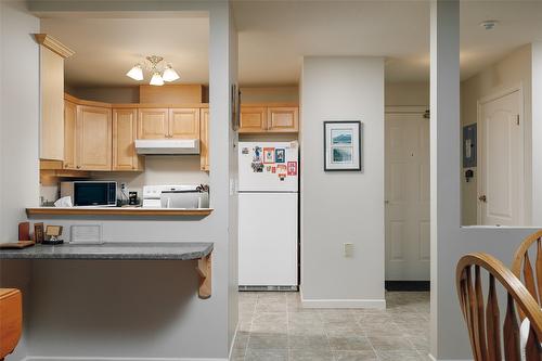 202-3157 Casorso Road, Kelowna, BC - Indoor Photo Showing Kitchen