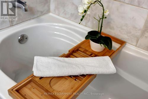 6313 Martel Court, Mississauga, ON - Indoor Photo Showing Bathroom