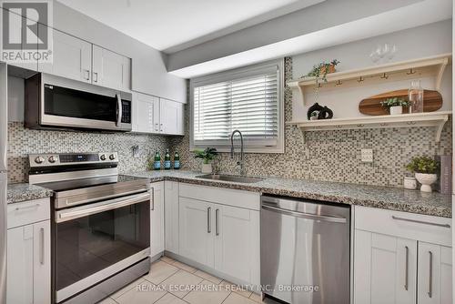 6313 Martel Court, Mississauga, ON - Indoor Photo Showing Kitchen With Upgraded Kitchen