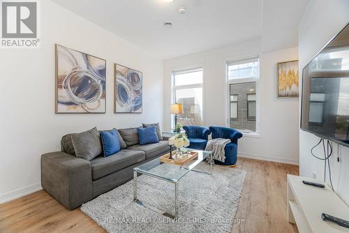 31 - 1720 Simcoe Street N, Oshawa, ON - Indoor Photo Showing Living Room