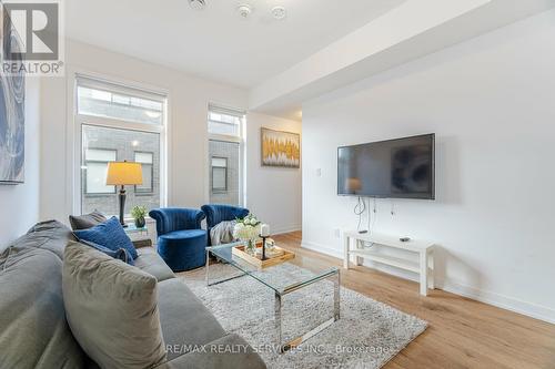 31 - 1720 Simcoe Street N, Oshawa, ON - Indoor Photo Showing Living Room