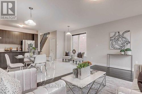 9 Silver Charm Drive, East Gwillimbury, ON - Indoor Photo Showing Living Room