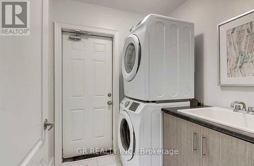 9 Silver Charm Drive, East Gwillimbury, ON - Indoor Photo Showing Laundry Room