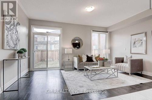 9 Silver Charm Drive, East Gwillimbury, ON - Indoor Photo Showing Living Room