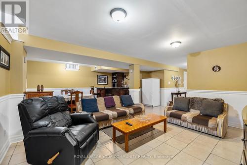 124 Rushbrook Drive, Newmarket, ON - Indoor Photo Showing Living Room