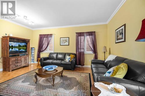 124 Rushbrook Drive, Newmarket, ON - Indoor Photo Showing Living Room