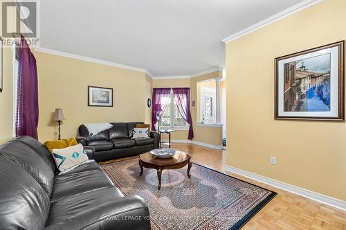 124 Rushbrook Drive, Newmarket, ON - Indoor Photo Showing Living Room