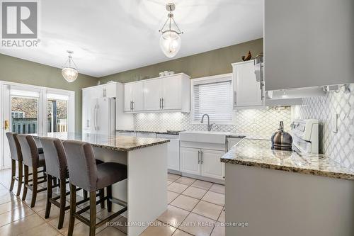 124 Rushbrook Drive, Newmarket, ON - Indoor Photo Showing Kitchen With Upgraded Kitchen