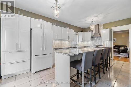 124 Rushbrook Drive, Newmarket, ON - Indoor Photo Showing Kitchen With Upgraded Kitchen