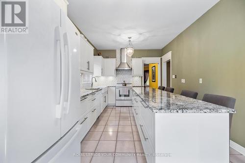 124 Rushbrook Drive, Newmarket, ON - Indoor Photo Showing Kitchen With Upgraded Kitchen