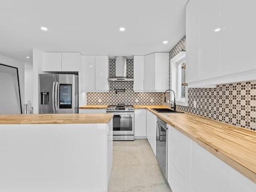 Kitchen - 200 Rue Dessureault, Mont-Tremblant, QC - Indoor Photo Showing Kitchen With Upgraded Kitchen