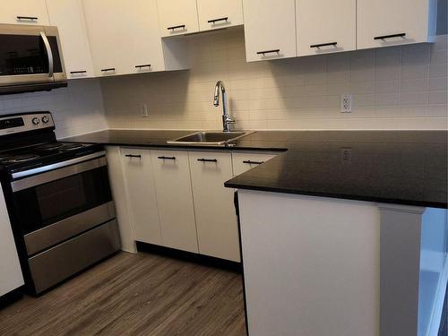 623-135 Village Green Sq, Toronto, ON - Indoor Photo Showing Kitchen