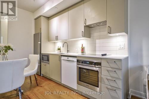 423 - 1100 Kingston Road, Toronto, ON - Indoor Photo Showing Kitchen With Upgraded Kitchen