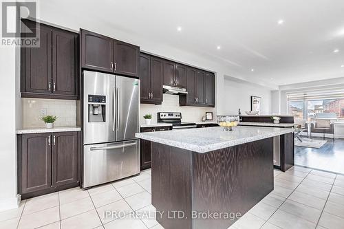 8 Military Crescent, Brampton, ON - Indoor Photo Showing Kitchen With Upgraded Kitchen