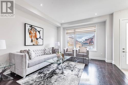 8 Military Crescent, Brampton, ON - Indoor Photo Showing Living Room