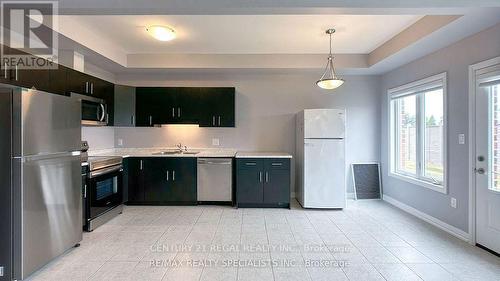 9 Bur Oak Drive, Thorold, ON - Indoor Photo Showing Kitchen With Double Sink