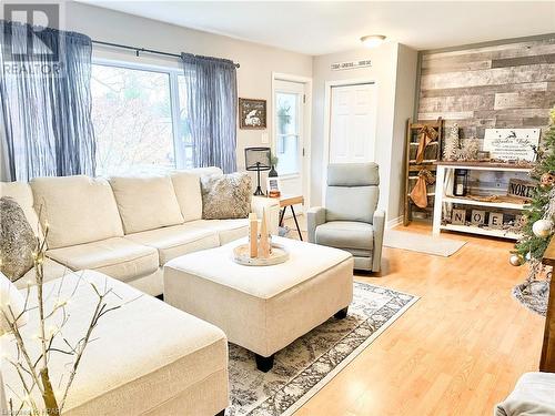 157 Huron Street E, Exeter, ON - Indoor Photo Showing Living Room