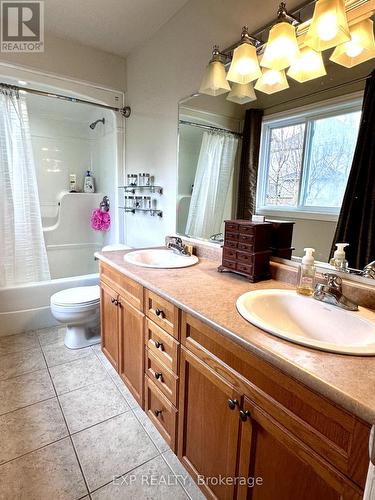 509 Alberta Avenue, Woodstock (Woodstock - South), ON - Indoor Photo Showing Bathroom