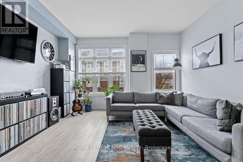 39 Durksen Drive, St. Catharines, ON - Indoor Photo Showing Living Room