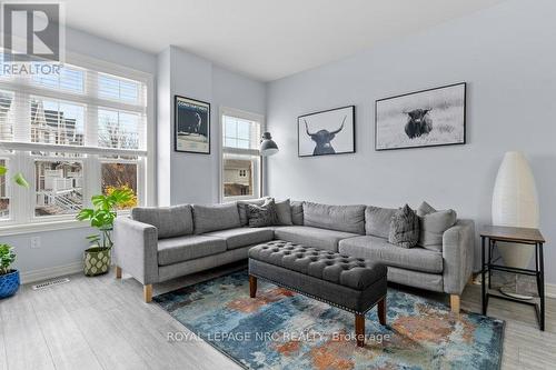 39 Durksen Drive, St. Catharines, ON - Indoor Photo Showing Living Room