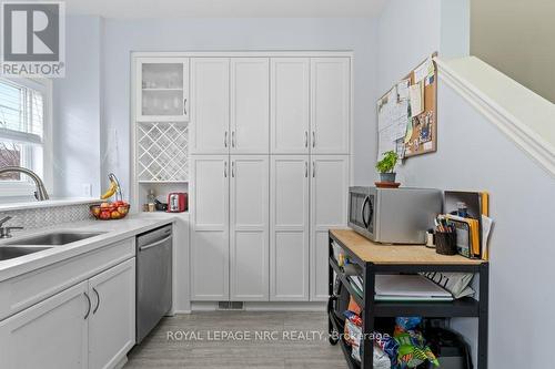 39 Durksen Drive, St. Catharines, ON - Indoor Photo Showing Kitchen With Double Sink