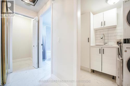 203 - 2502 Rutherford Road, Vaughan, ON - Indoor Photo Showing Laundry Room