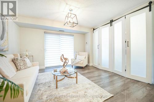 203 - 2502 Rutherford Road, Vaughan, ON - Indoor Photo Showing Living Room