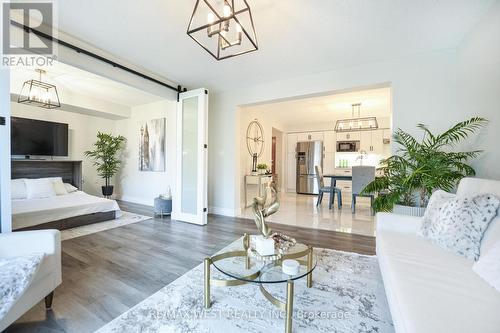 203 - 2502 Rutherford Road, Vaughan, ON - Indoor Photo Showing Living Room