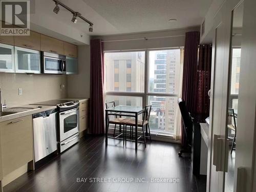 1806 - 386 Yonge Street, Toronto, ON - Indoor Photo Showing Kitchen