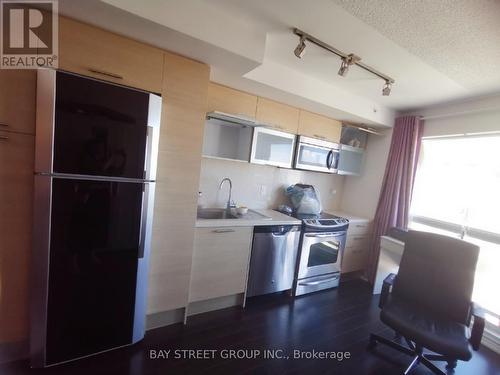 1806 - 386 Yonge Street, Toronto, ON - Indoor Photo Showing Kitchen