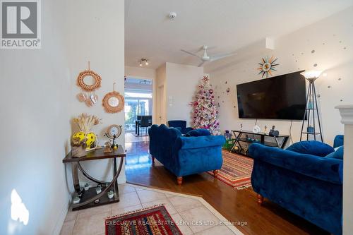 13 Percy Gate, Brampton, ON - Indoor Photo Showing Living Room