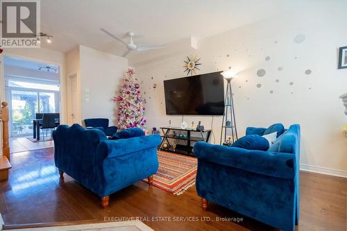 13 Percy Gate, Brampton, ON - Indoor Photo Showing Living Room