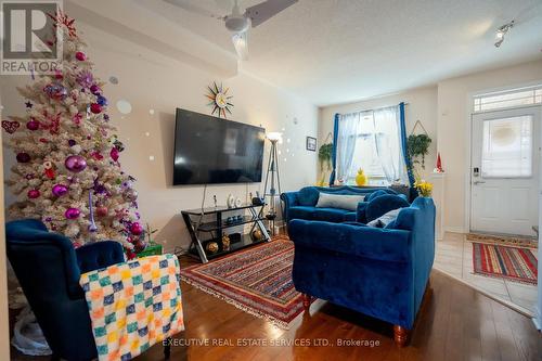 13 Percy Gate, Brampton, ON - Indoor Photo Showing Living Room