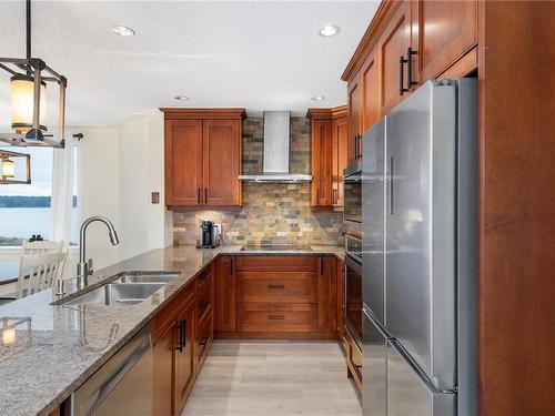 3401-27 Island Hwy South, Campbell River, BC - Indoor Photo Showing Kitchen With Stainless Steel Kitchen With Double Sink With Upgraded Kitchen