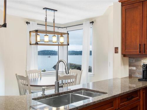 3401-27 Island Hwy South, Campbell River, BC - Indoor Photo Showing Kitchen With Double Sink