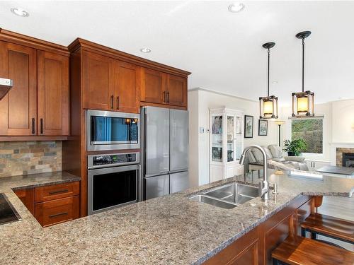 3401-27 Island Hwy South, Campbell River, BC - Indoor Photo Showing Kitchen With Stainless Steel Kitchen With Double Sink With Upgraded Kitchen