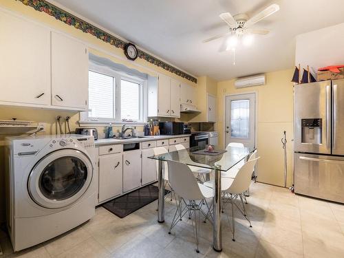 Cuisine - 40 Rue Cousins N., Saint-Jean-Sur-Richelieu, QC - Indoor Photo Showing Laundry Room