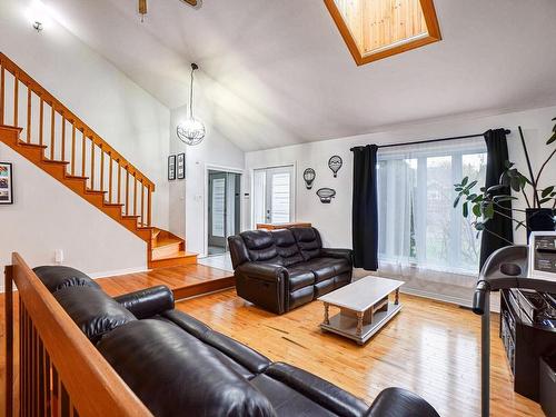 Living room - 81 Rue Robert, Mont-Saint-Grégoire, QC - Indoor Photo Showing Living Room