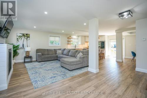 11 Eilber Street, Lambton Shores (Grand Bend), ON - Indoor Photo Showing Living Room