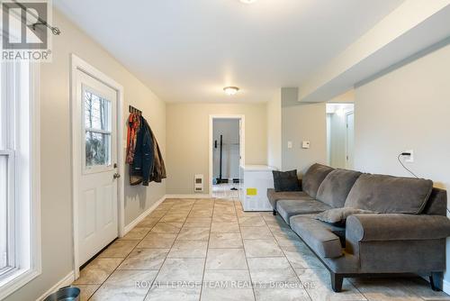 10278 Hulbert Road, South Dundas, ON - Indoor Photo Showing Living Room