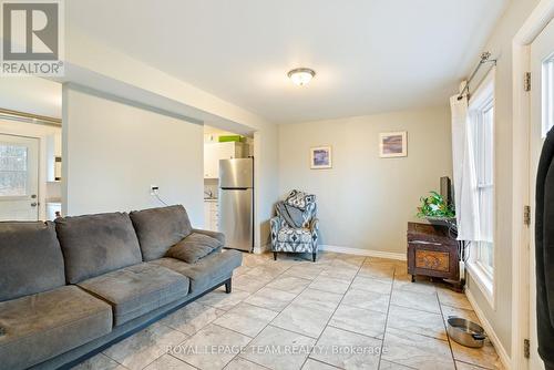 10278 Hulbert Road, South Dundas, ON - Indoor Photo Showing Living Room