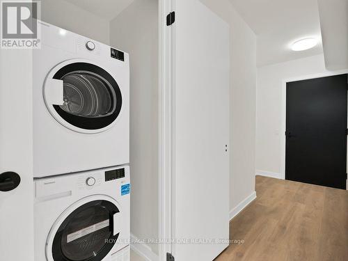 504 - 127 Broadway Avenue, Toronto, ON - Indoor Photo Showing Laundry Room