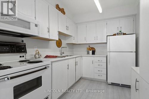 638 - 50 Richmond Street E, Oshawa, ON - Indoor Photo Showing Kitchen